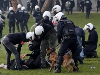 Belçika'da koronavirüs kısıtlamalarını protesto eden göstericilere polis şiddeti